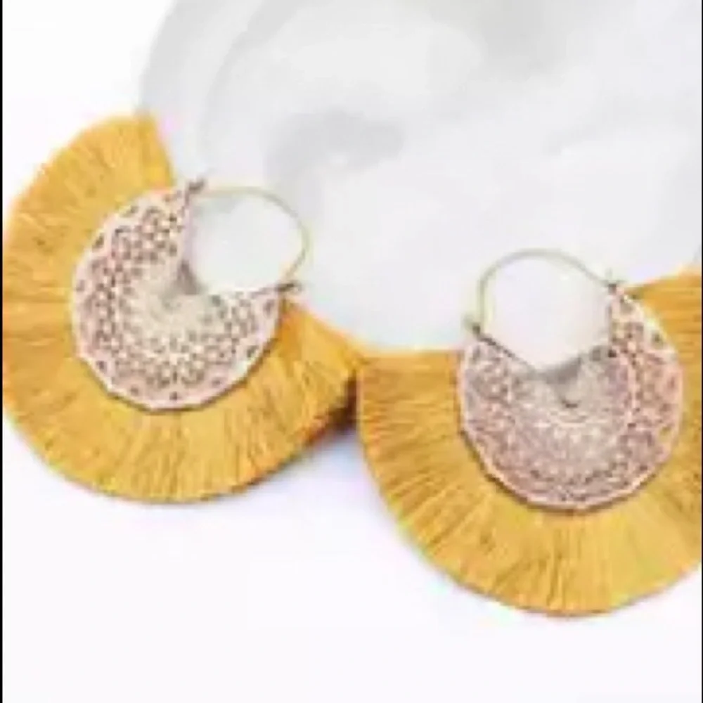 🎈🧨💗Host Pick ☄️🧨 Bohemian mustard fan shape tassel shape earrings - Picture 1 of 1
